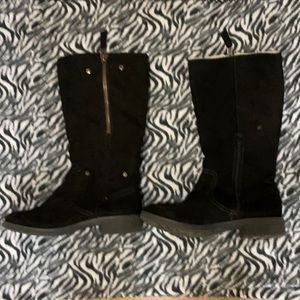 EUC Mossimo suede outer, size 9 side zip boots. Inner sheep’s wool. Short heel.